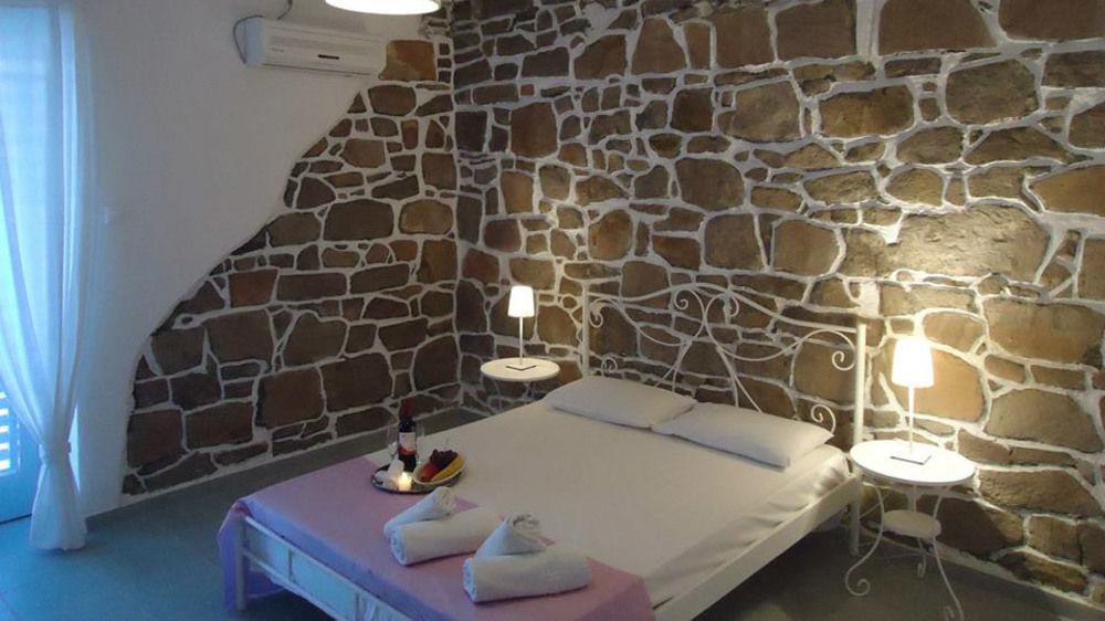Hotel Adamas Buitenkant foto